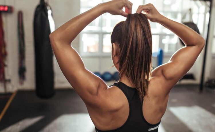 Saiba como o suor afeta a saúde dos seus cabelos e descubra métodos simples para protegê-los durante o exercício 1 Design sem nome 42